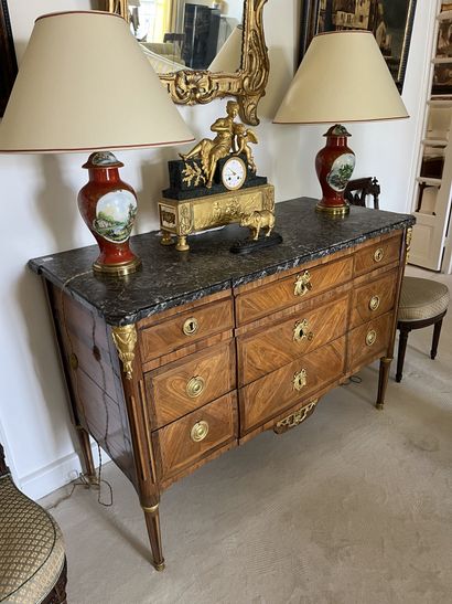 Commode en bois de placage à décor marqueté...