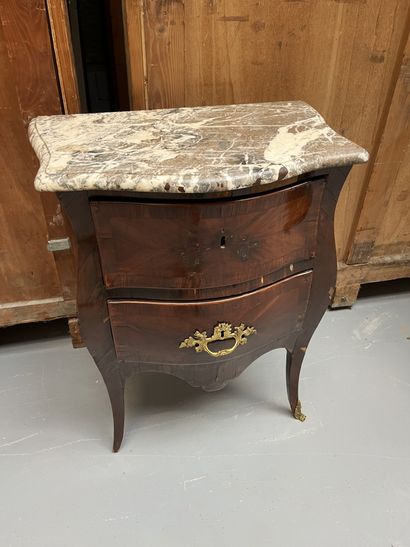 Commode sauteuse de forme galbée en placage...