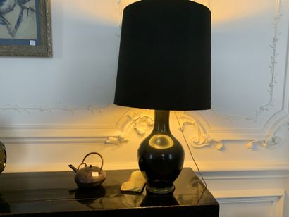 Pair of long-neck baluster-shaped 
in black...