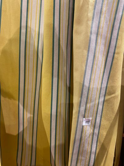 Quatre paires de rideaux jaune rayé beige...