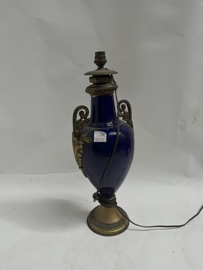 Vase balustre en porcelaine bleue et monture...