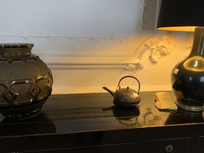Trois théières en métal à décor floral
Chine...