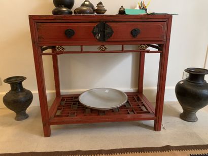 Table console en bois laqué tomate ouvrant...