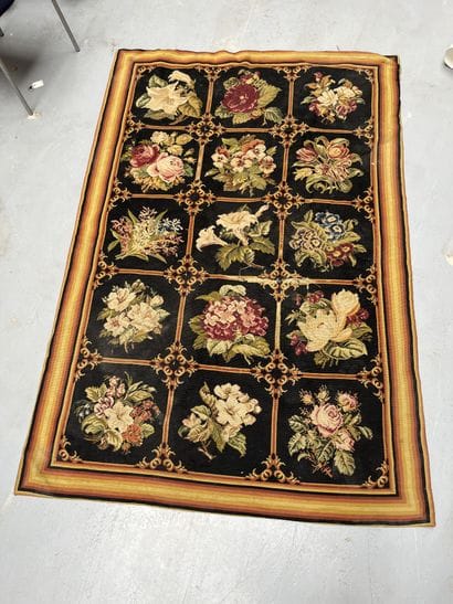 Tapis aux petits points à décor de bouquets...