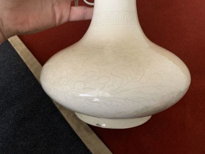 Vase à long col à panse applati, en grès...