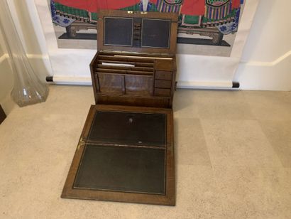 Petite boite bureau de voyage en chêne
Haut....
