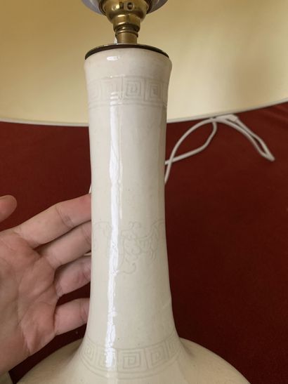 Vase à long col à panse applati, en grès...