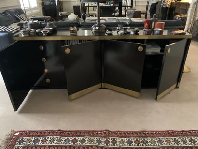 Willi Rizzo, pour Sabot 
Buffet ouvrant par...