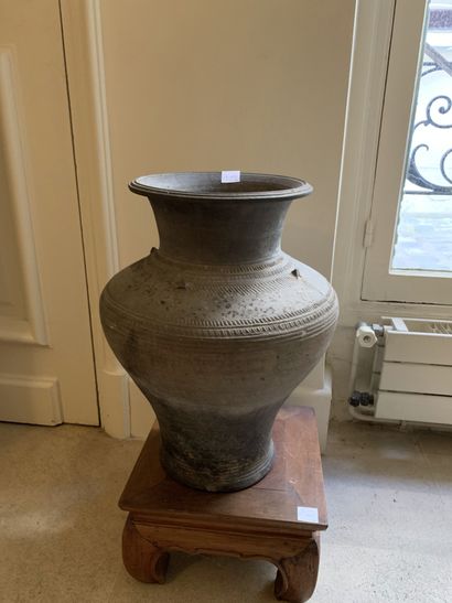 Grand vase balustre en terre cuite
Chine...