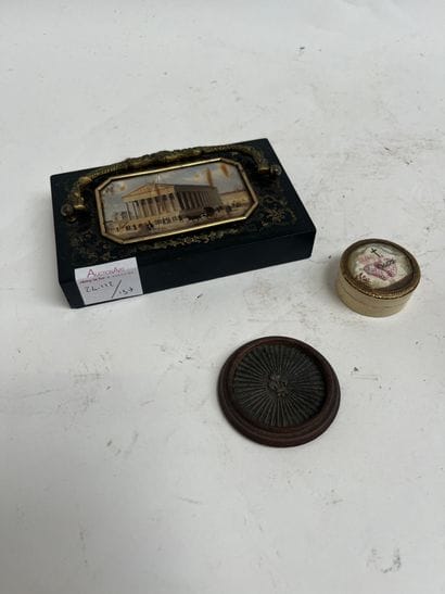 Ensemble d'objets de vertu comprenant un...