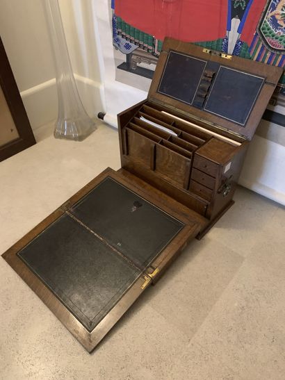 Petite boite bureau de voyage en chêne
Haut....