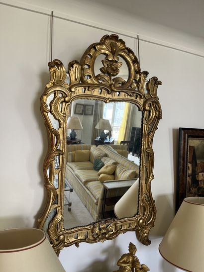 Miroir à parclose en bois et stuc doré, à...