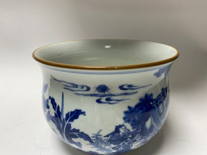 Grand bassin en porcelaine bleu et blanc...