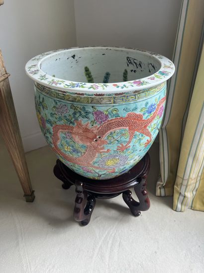 Grand aquarium en porcelaine dans le goût...