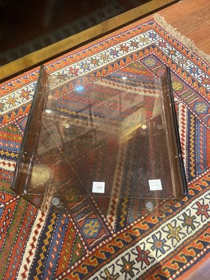 Petite table basse en plexiglass sur roulettes
c....