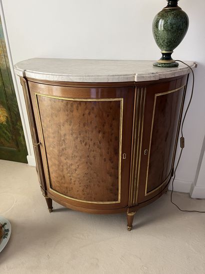 Commode demi-lune en acajou et placage d'acajou...