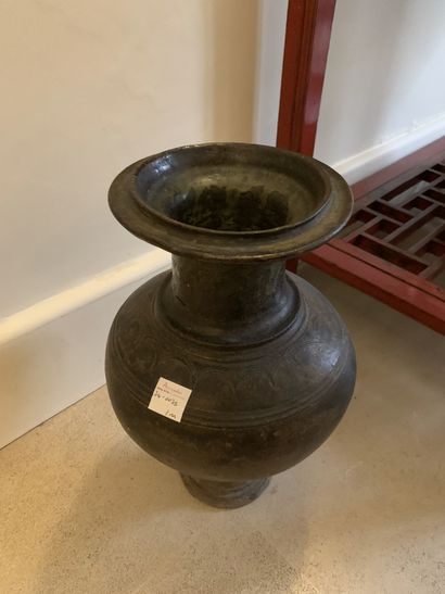 Vase de forme balustre en terre vernissée...