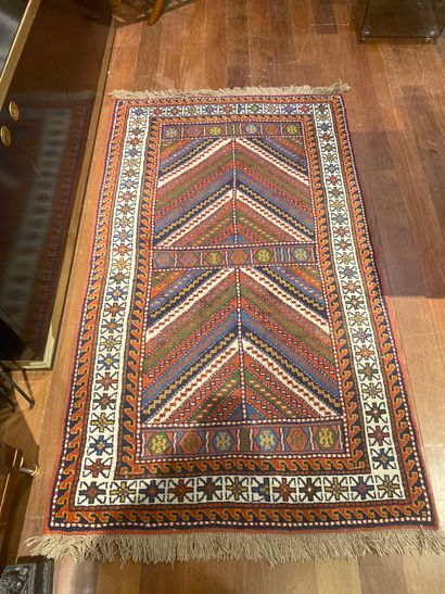 Petit tapis à décor givré
Travail du milieu...
