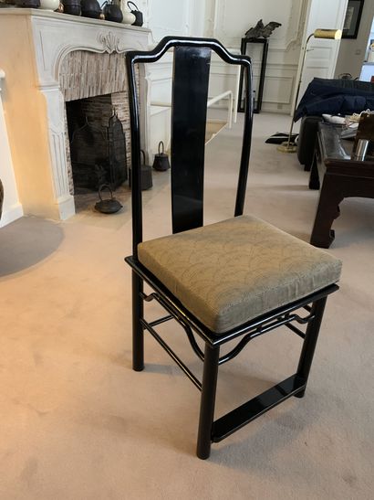 Suite de six chaises à dossier ajouré
en...