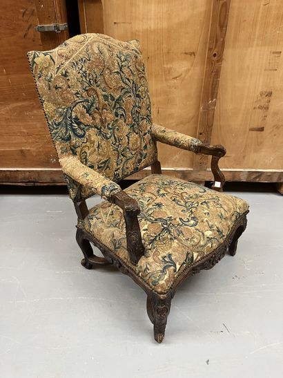 Fauteuil à haut dossier droit. La structure...