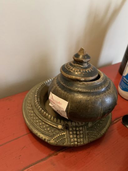 Mannette including ashtray, two small pots,...