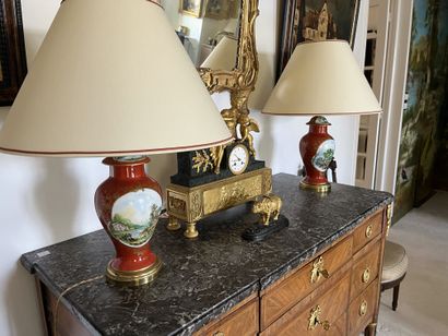 Paire de vases balustres à décor de scènes...