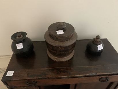 Un pot couvert en bois et deux petits bouteilles...
