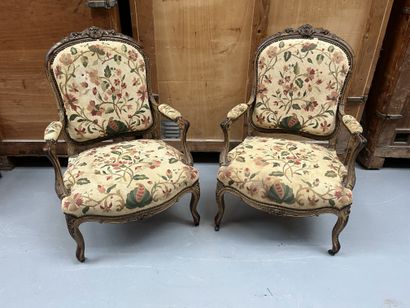 Paire de fauteuils en bois anciennement laqué...