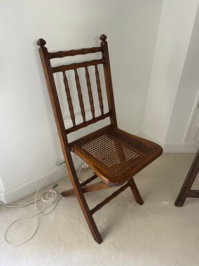 Chaise en bois relaqué crème et doré, à dossier...