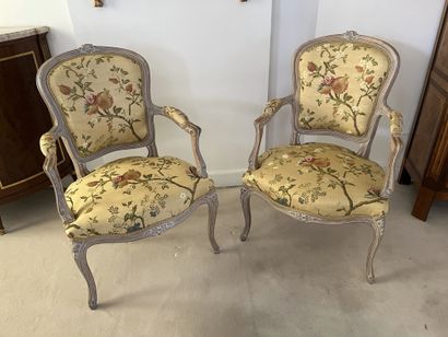 Paire de fauteuils violonnés en bois laqué...