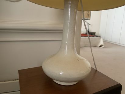Vase à long col à panse applati, en grès...