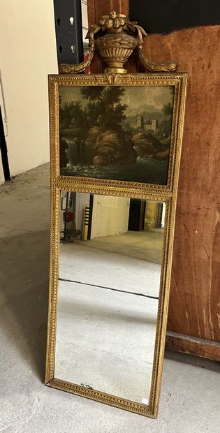 Trumeau étroit en bois doré et sculpté. La...