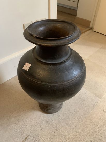 Vase de forme balustre en terre vernissée...