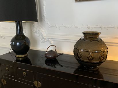 Trois théières en métal à décor floral
Chine...