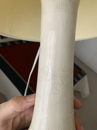 Vase à long col à panse applati, en grès...