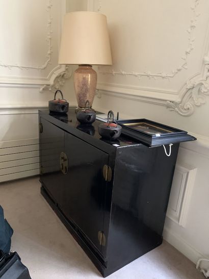 Paire de buffets bas en bois laqué marron...