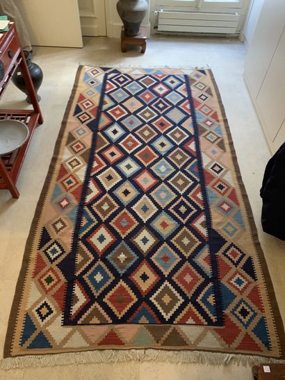 Un tapis Kilim à motifs géométriques en losange
Travail...