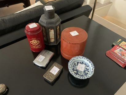 Mannette including ashtray, two small pots,...