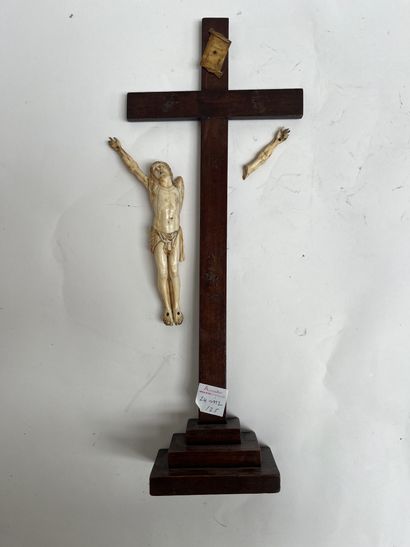 Crucifix 
19th century
Height: 45 cm
(accidents...