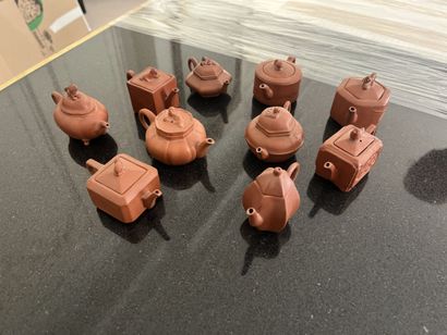 Service miniature en terre cuite comprenant...