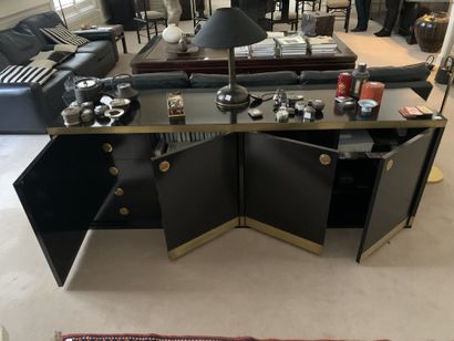 Willi Rizzo, pour Sabot 
Buffet ouvrant par...