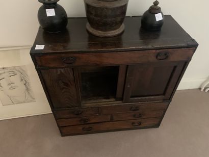 Petit cabinet de voyage
ouvrant par sept...