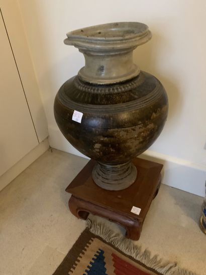 Grand vase balustre sur piédouche en grès...