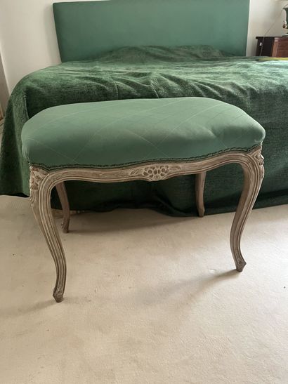 Tabouret en bois patiné blanc, mouluré et...