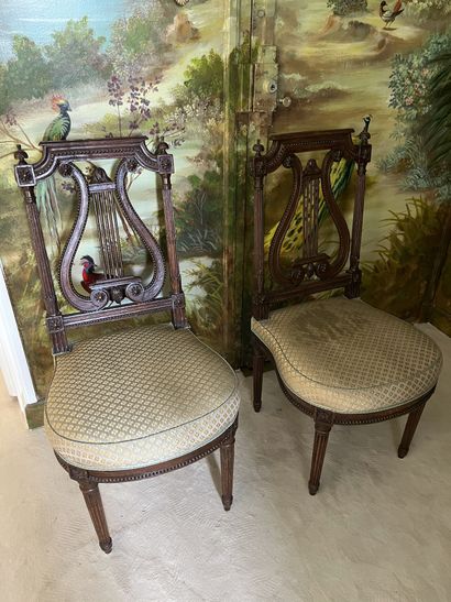 Paire de chaises en bois naturel revernis,...