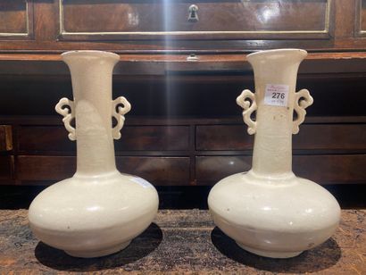 Paire de vases à long col et panse aplatie...