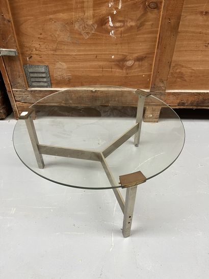 Table basse piétement en bronze à trois pieds...