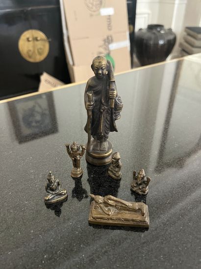 Un lot de petites figurines en bronze figurant...