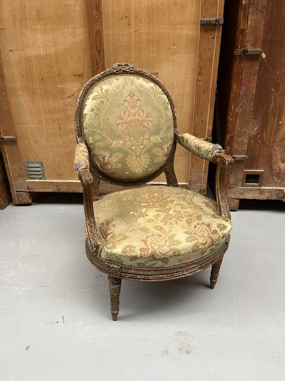 Large fauteuil à dossier médaillon en bois...