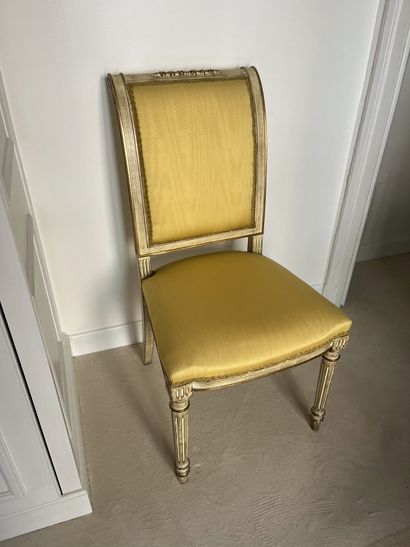 Chaise en bois relaqué crème et doré, à dossier...